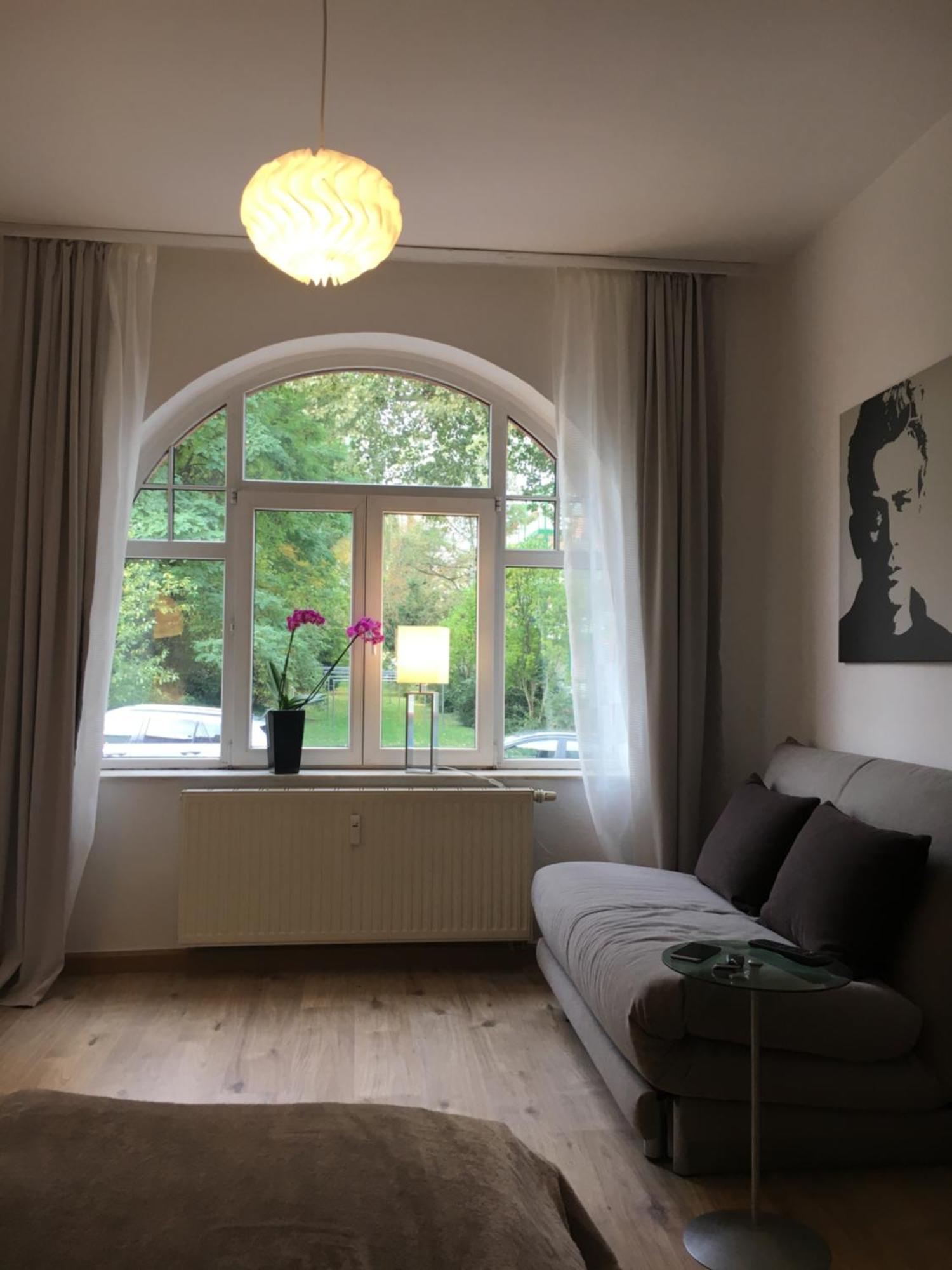 Gemuetliche Ferienwohnung Im Erdgeschoss- Jenaer Strasse エアフルト エクステリア 写真