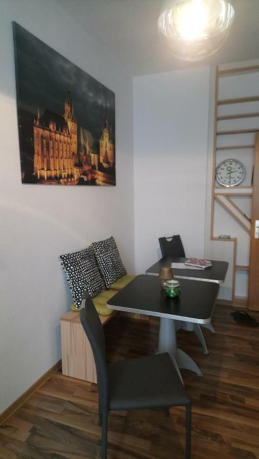 Gemuetliche Ferienwohnung Im Erdgeschoss- Jenaer Strasse エアフルト エクステリア 写真