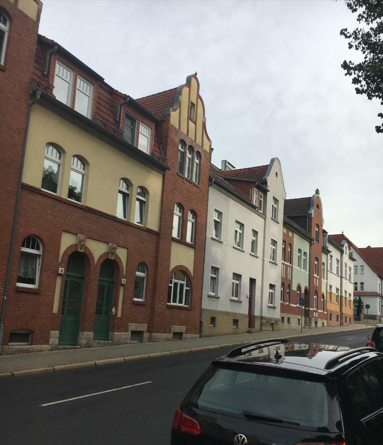 Gemuetliche Ferienwohnung Im Erdgeschoss- Jenaer Strasse エアフルト エクステリア 写真