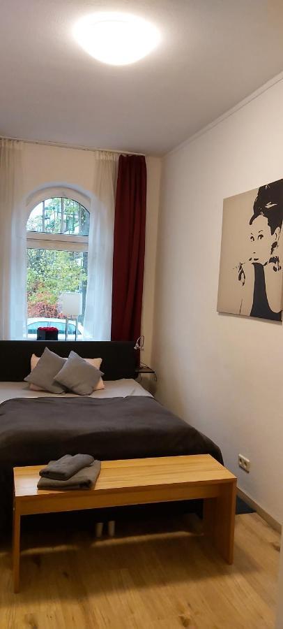 Gemuetliche Ferienwohnung Im Erdgeschoss- Jenaer Strasse エアフルト エクステリア 写真